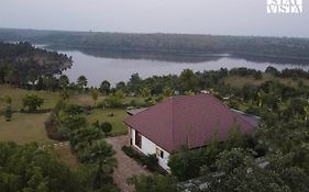 Stayvista's Lakeside Whispers - Lake & Mountain-view Villa With Lawn & Indoor-outdoor Games Nagpur India